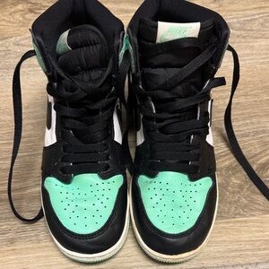 Air Jordan 1 Retro High OG ‘Green Glow’ Youth Size Y6
